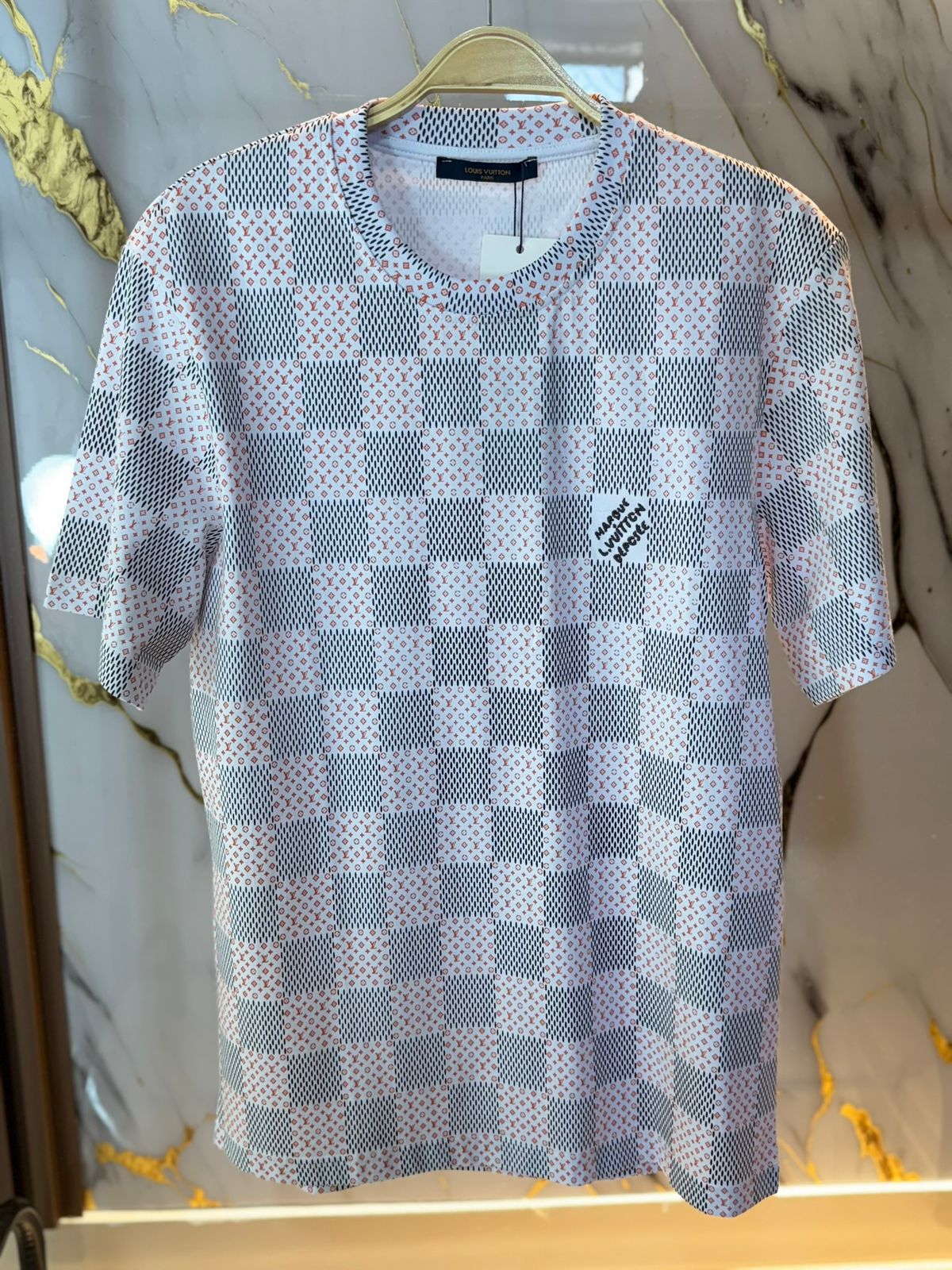 CAMISETA BLANCA DE CUADROS NEGROS Y ROJOS