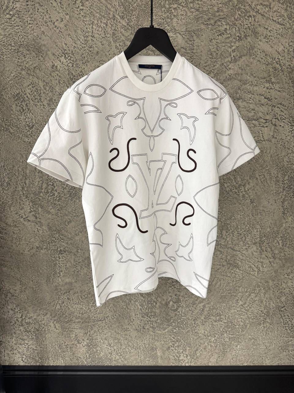 CAMISETA BLANCA CON DETALLES EN NEGRO